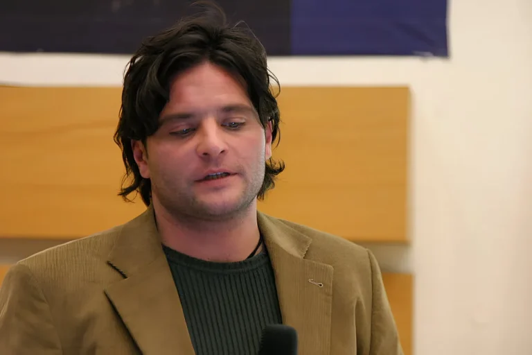 Biografie von Dara Hassanzadeh – ZDF-Moderator und Journalist